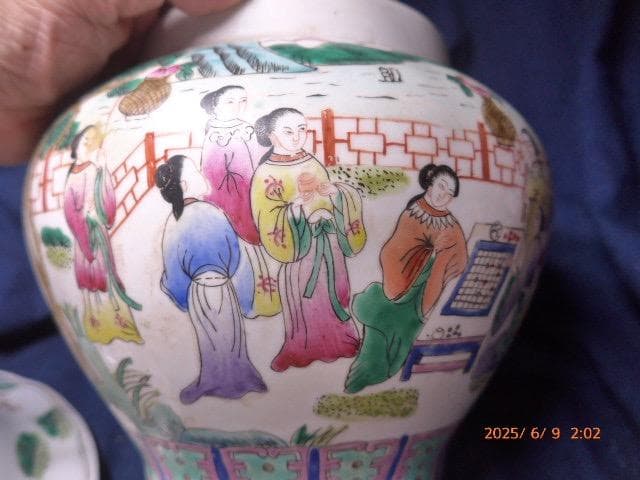 美品　大清同治年製　款 　彩色唐絵美人図 蓋付壺です。高さは約23センチ