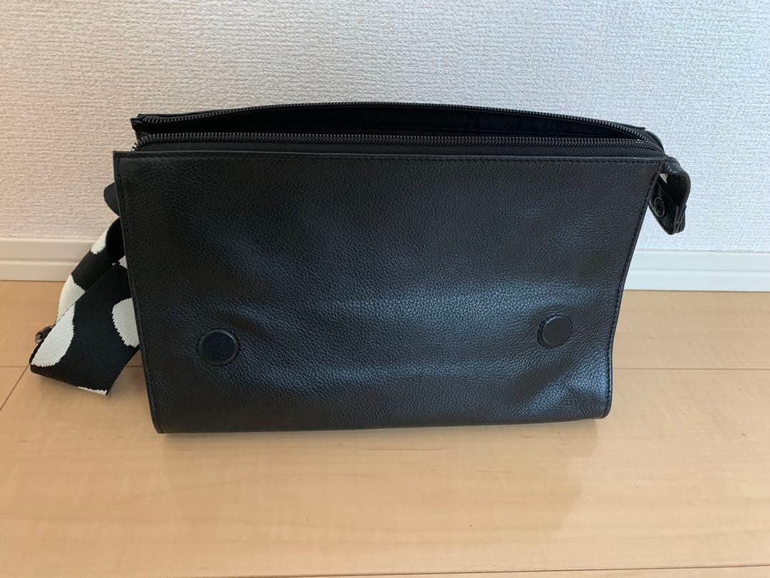 イアハピヨネ　ワイドテープショルダーバッグ