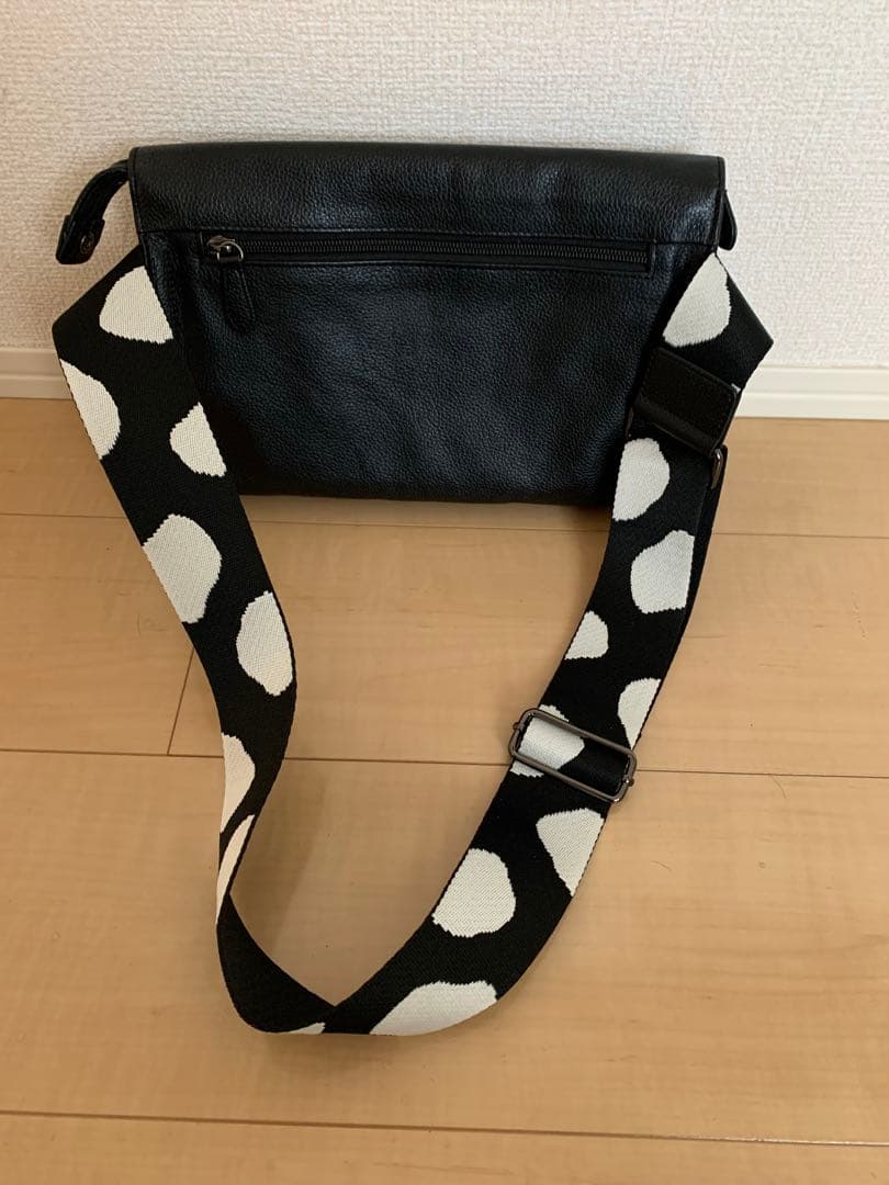イアハピヨネ　ワイドテープショルダーバッグ