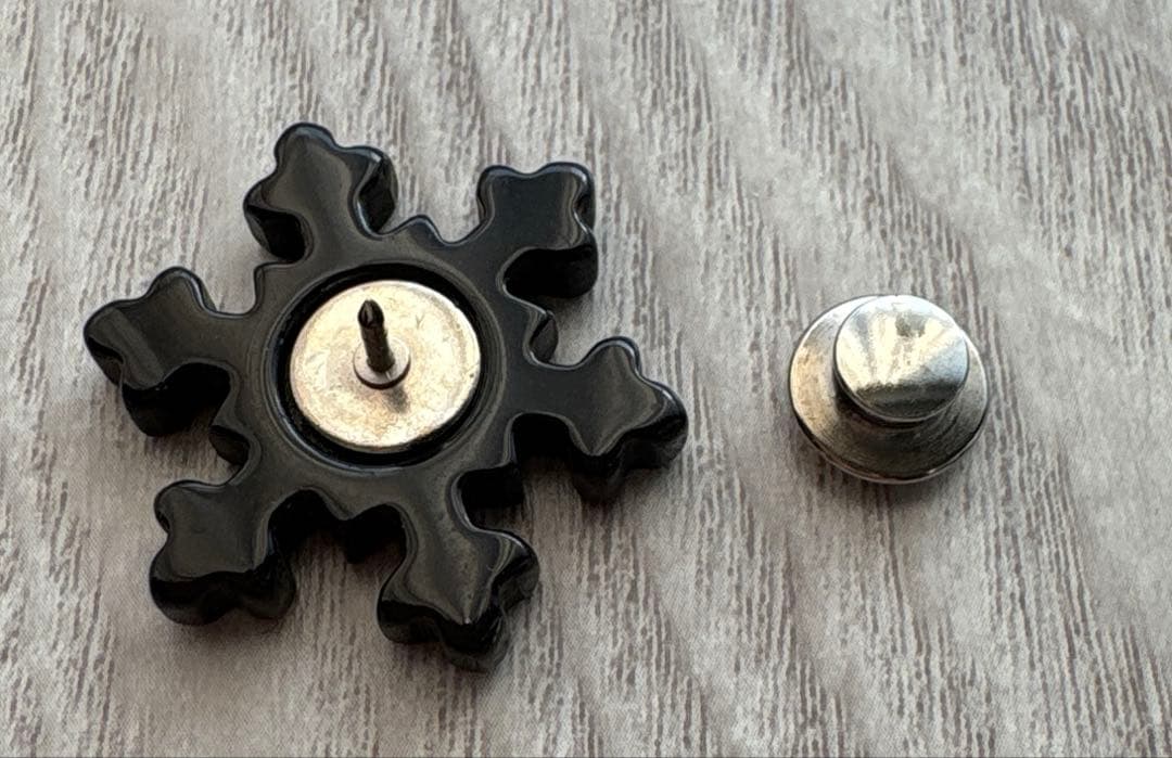 廃盤 LOUIS VUITTON ピンバッジ ブローチ 雪の結晶 ルイヴィトン