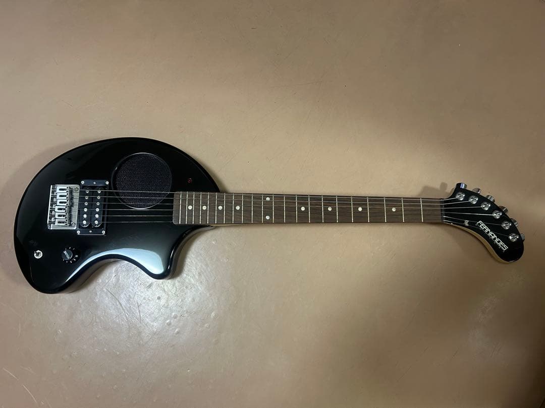 エレキギター アンプ内蔵ギターZO-3 ヘッドホーン端子付き。 最終値下！！ZO-3 グレー アンプ内蔵ミニギター ヘッドフォン端子付き！！