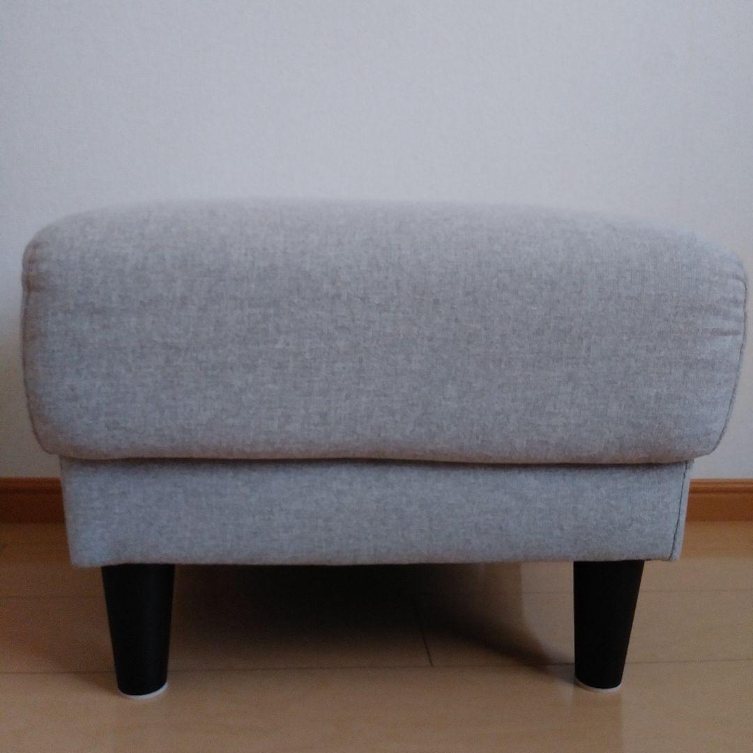 極美品　2つあります。グレーベージュファブリックオットマン 脚取り外し可能