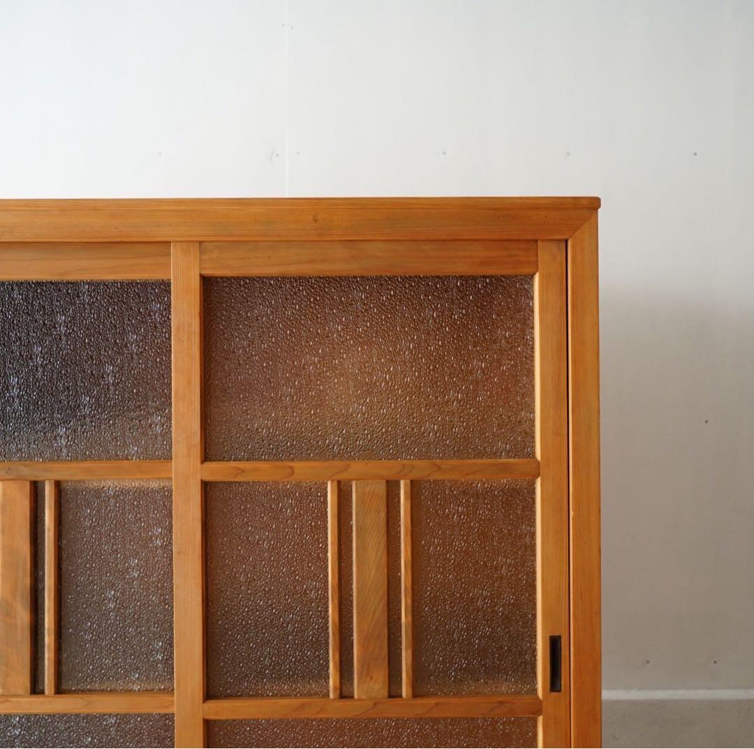 ダイヤガラスのキャビネット