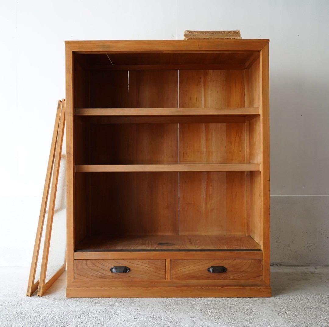 ダイヤガラスのキャビネット