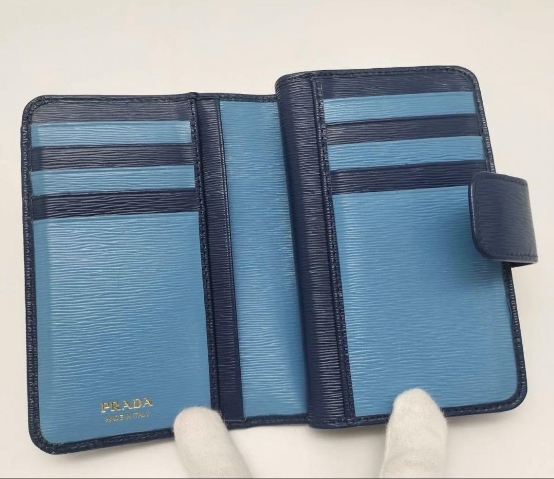 超美品　PRADA サフィアーノレザー　二つ折り財布 ブルーラウンドファスナー