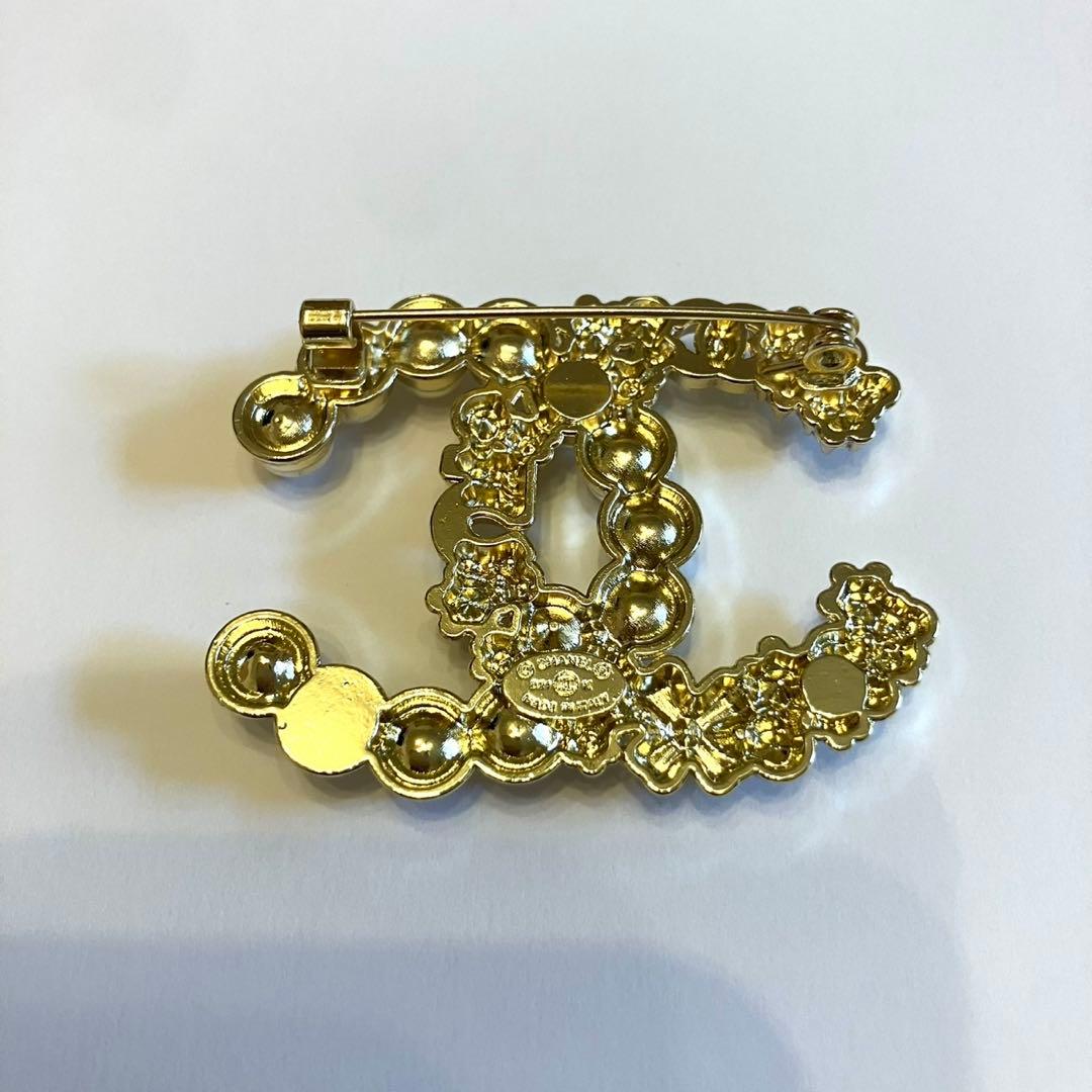 CHANEL パール装飾 ゴールドブローチ ノベルティ - メルカリ