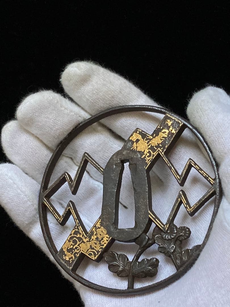 【特別保存刀装具】菊熨斗図透鐔 無銘京正阿弥　鉄地丸形透鍔