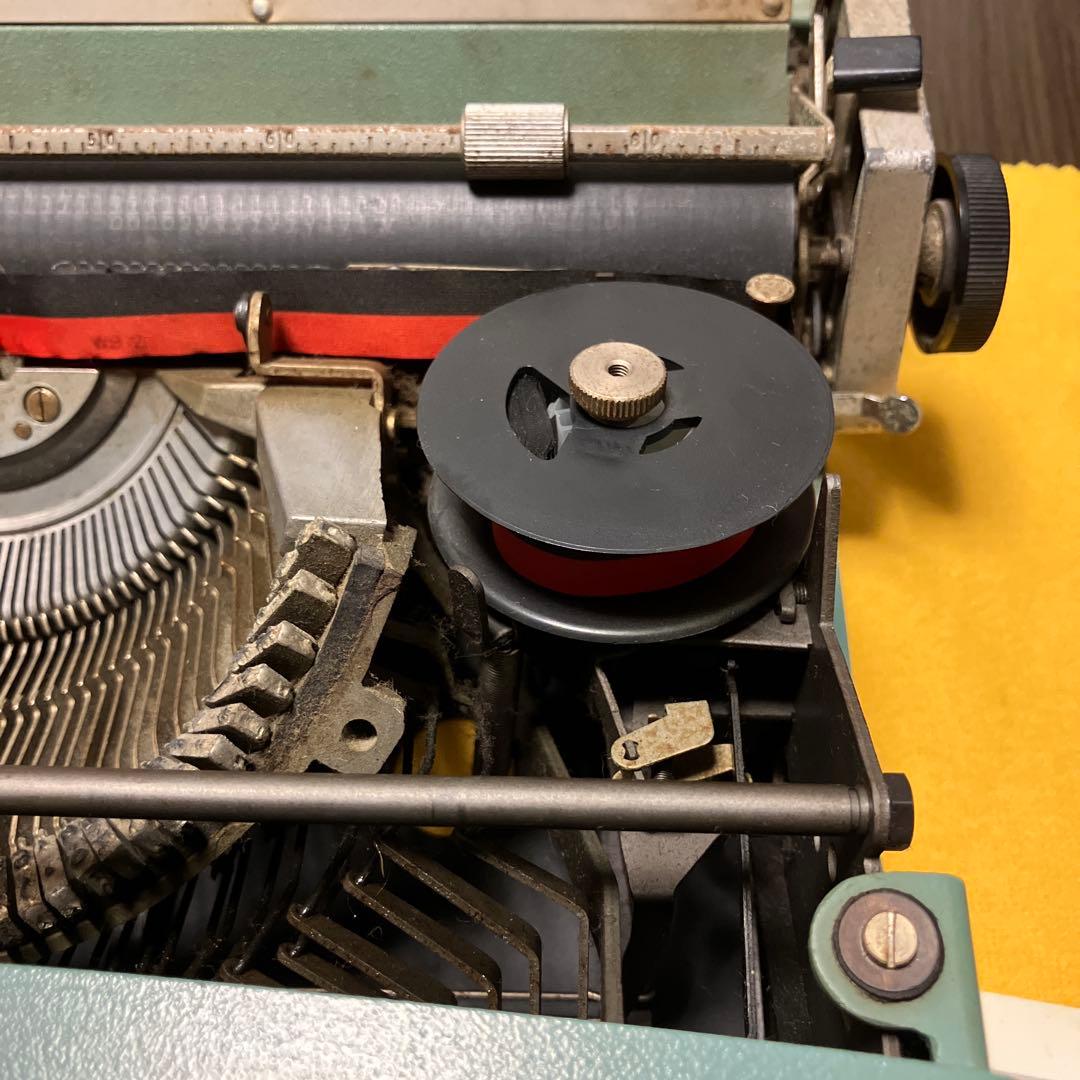 ほぼ完動品 タイプライターOlivetti Lettera 32 #497-正規激安