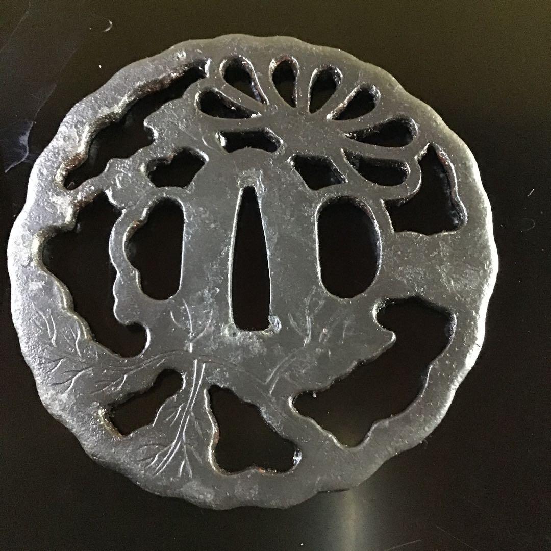 鐵地菊花透かし大小鍔　桐箱付　　　　　　　書鍔箱