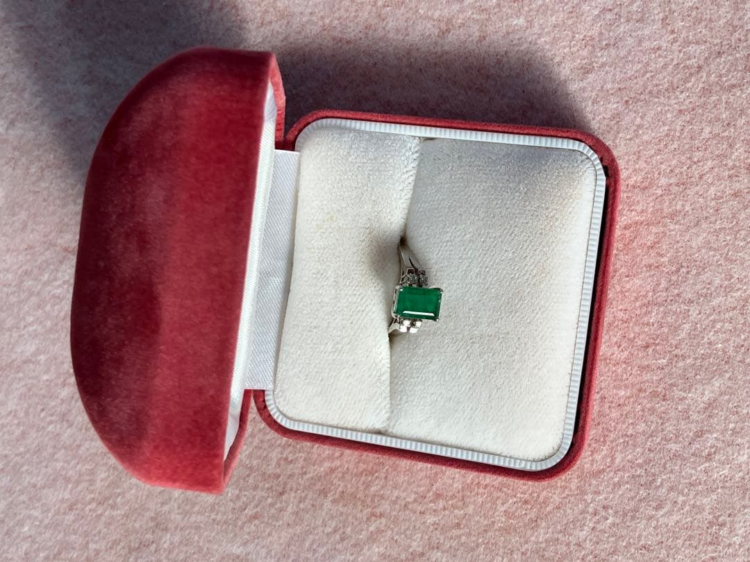 エメラルドの指輪