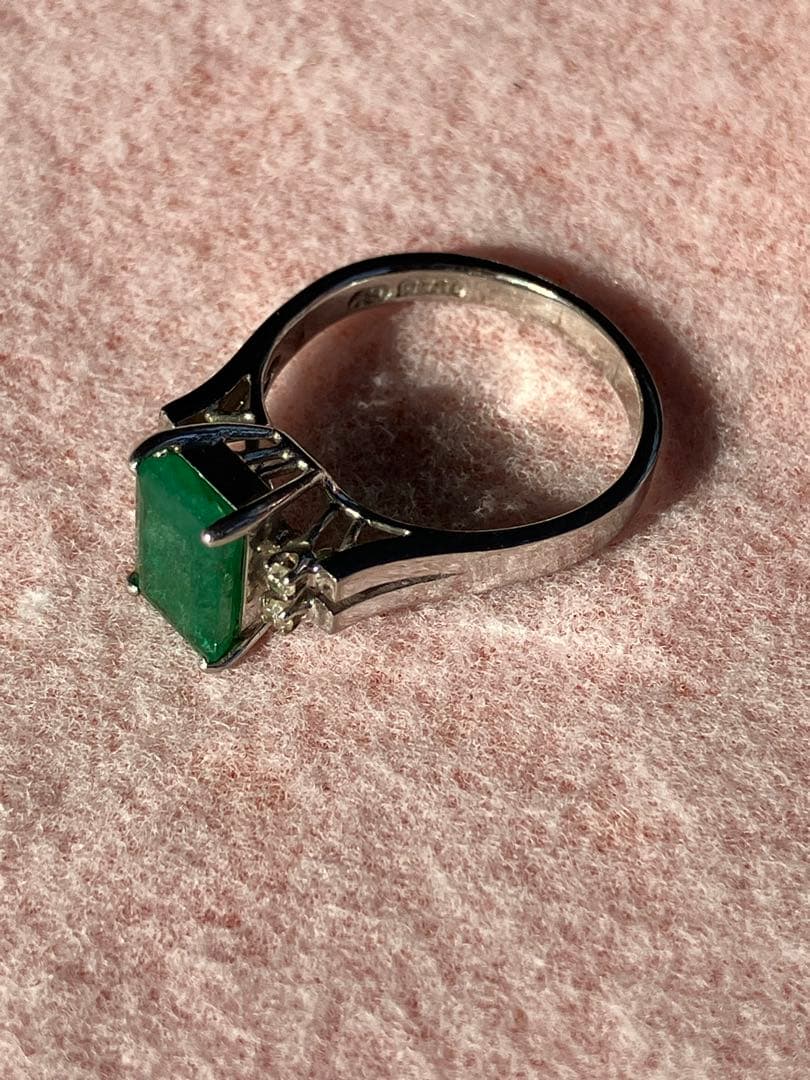 エメラルドの指輪