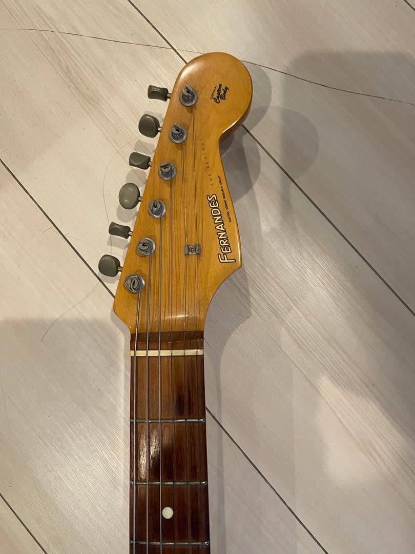Fernandes ストラトキャスタータイプ エレキギター