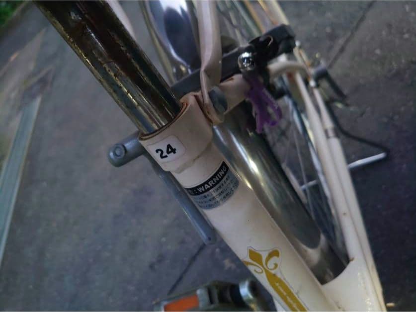 自転車 クリーム色 前カゴ付き