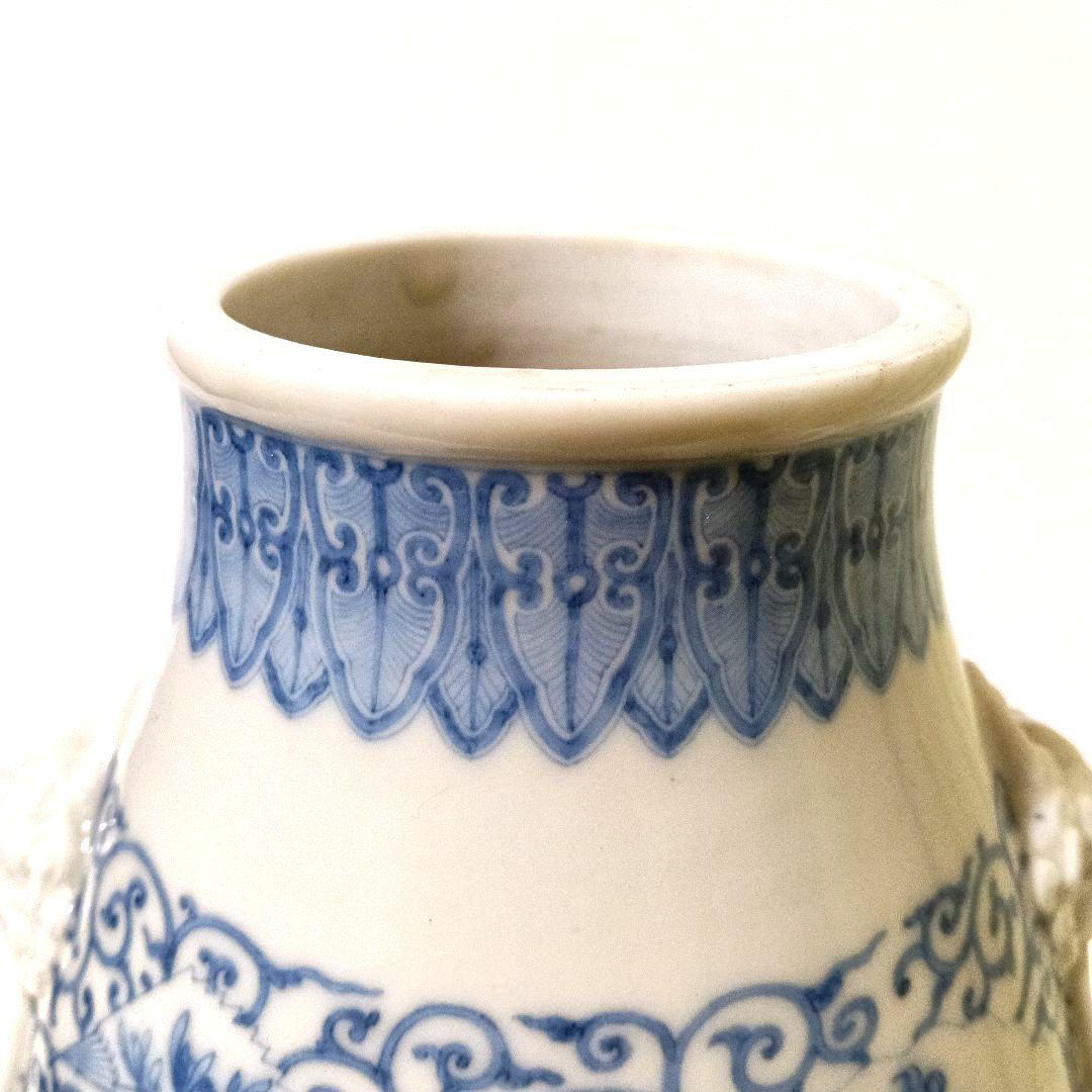 骨董 大型37cm 染付唐草窓絵鳥山水図壷 白磁獅子彫 花瓶