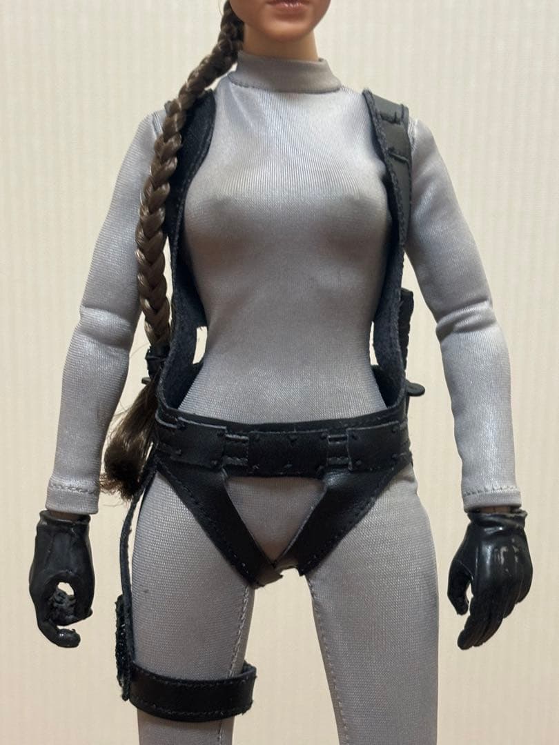 1/6 トゥームレイダー ララ・クロフト フィギュア