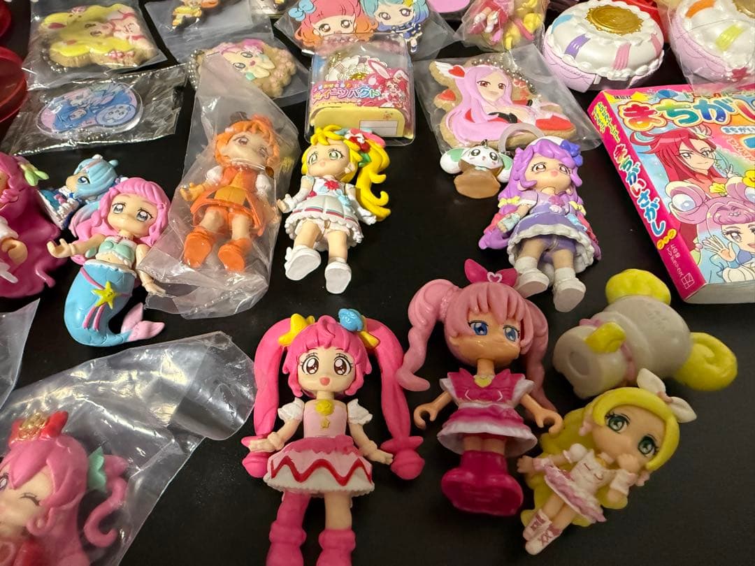 プリキュア グッズセット 大量 フィギュア 色紙 バッジ キーホルダー