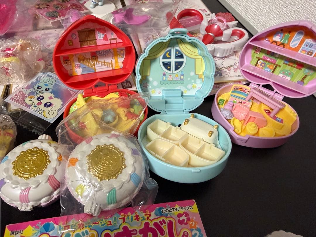 プリキュア グッズセット 大量 フィギュア 色紙 バッジ キーホルダー
