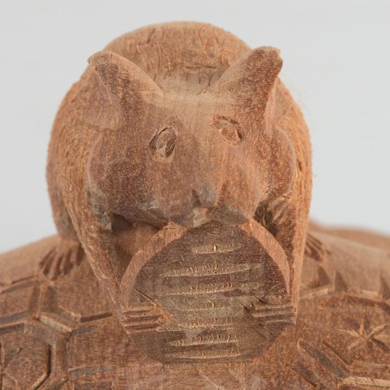 井波彫刻 紅雲作 木彫 鼠と小槌 干支 置物 共箱 C 9418 - メルカリ