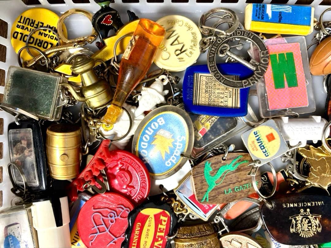 854【お得な100個!】ヴィンテージ フランス フレンチ キーホルダー