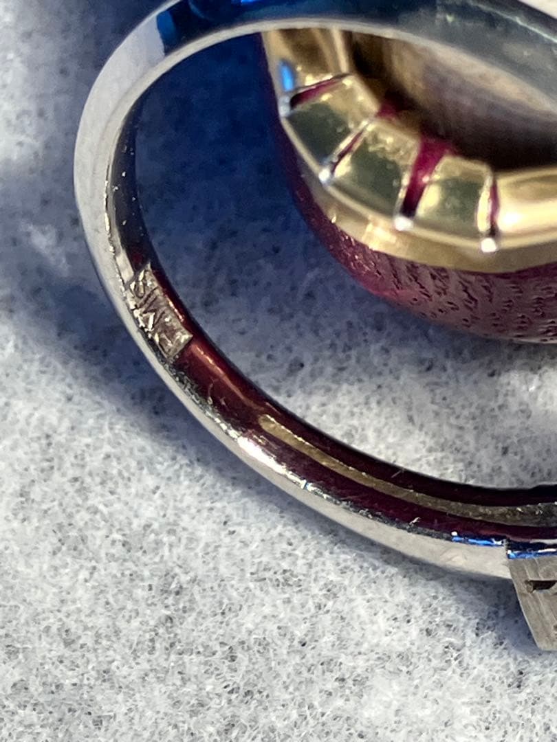 小さなエメラルドと小さなダイヤのリング