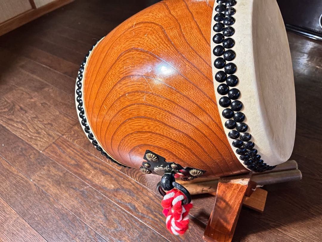 杉浦太鼓店 / 特注 宮太鼓（鋲打太鼓）国産牛皮・国産欅胴・バチ・特注台座付き 杉浦太鼓店 / 特注 宮太鼓（鋲打太鼓）国産牛皮・国産欅胴・バチ・特注