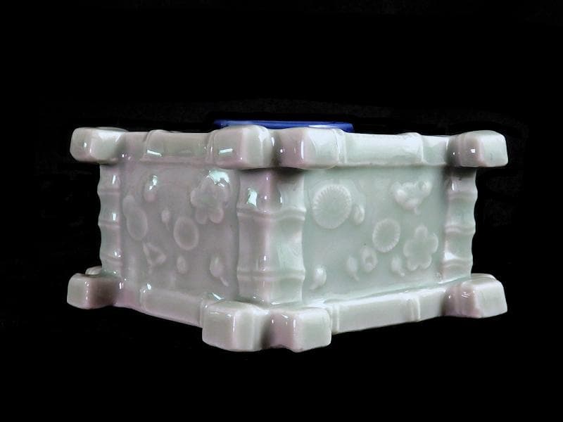 古伊万里　青磁　陽刻　井戸型　梅花の図　盃台　E264AS-CGr