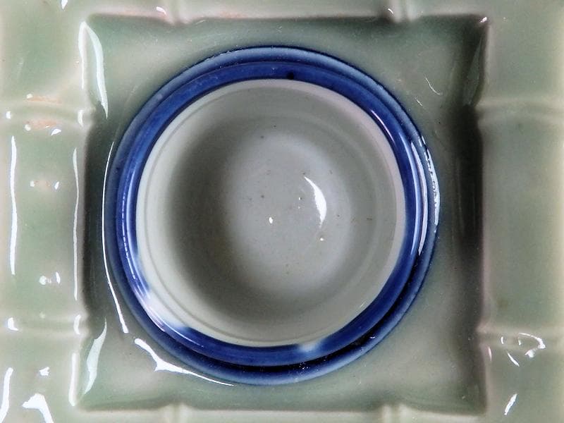 古伊万里　青磁　陽刻　井戸型　梅花の図　盃台　E264AS-CGr