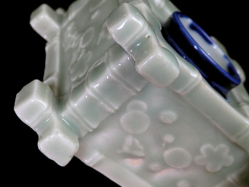 古伊万里　青磁　陽刻　井戸型　梅花の図　盃台　E264AS-CGr