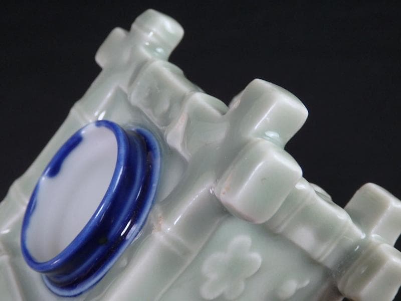 古伊万里　青磁　陽刻　井戸型　梅花の図　盃台　E264AS-CGr