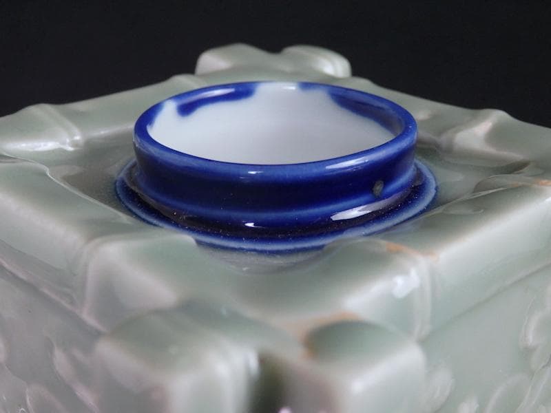 古伊万里　青磁　陽刻　井戸型　梅花の図　盃台　E264AS-CGr