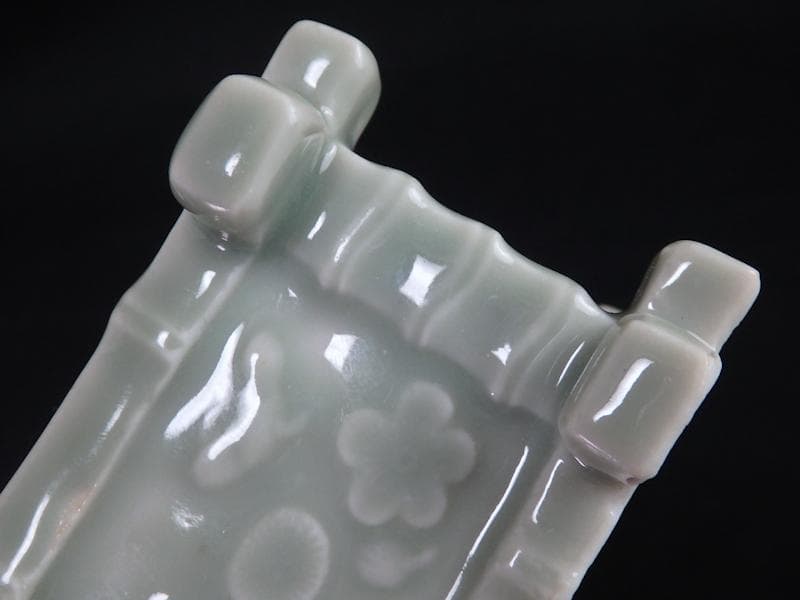 古伊万里　青磁　陽刻　井戸型　梅花の図　盃台　E264AS-CGr