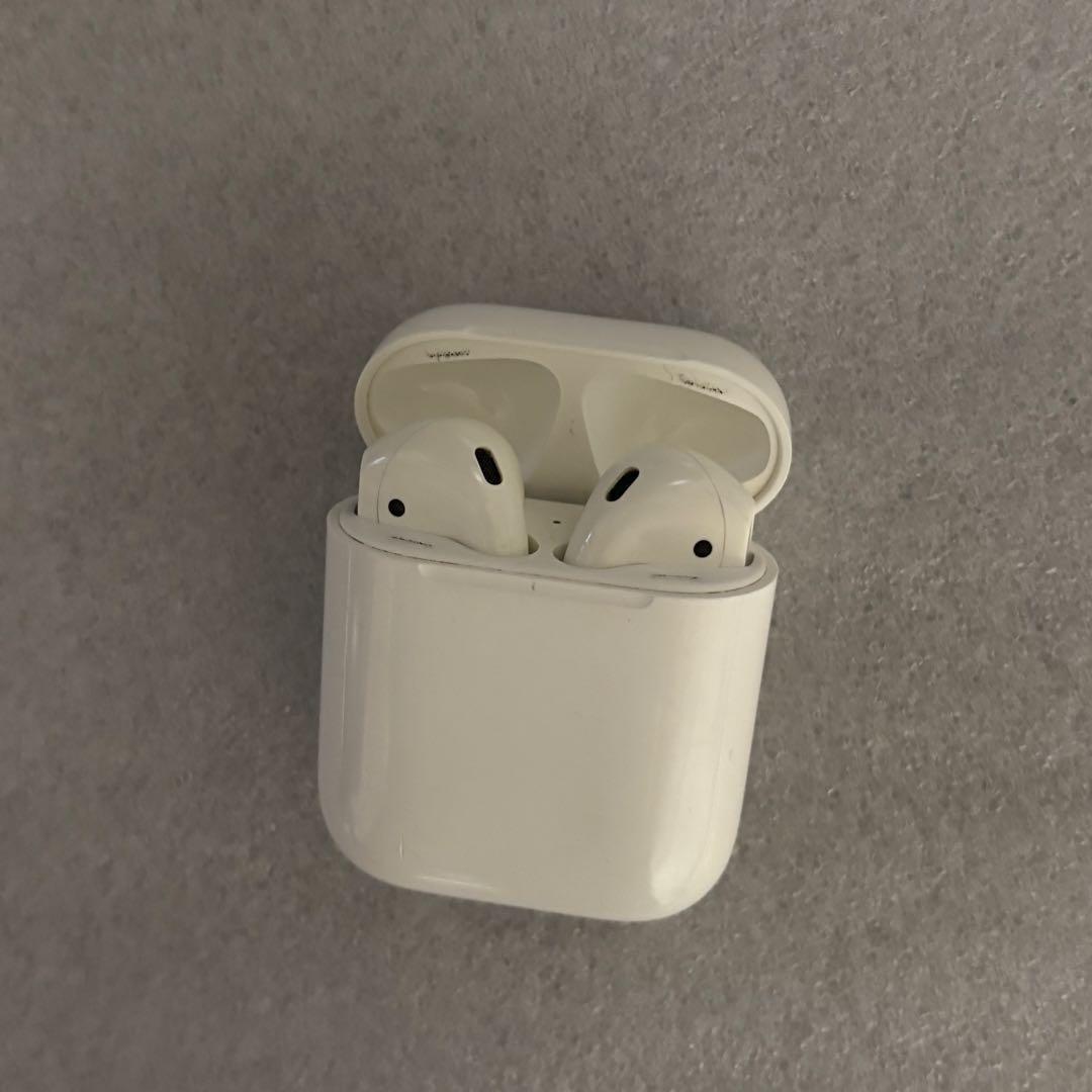 AirPods本体 ホワイト 充電ケース·左右イヤホン - メルカリ