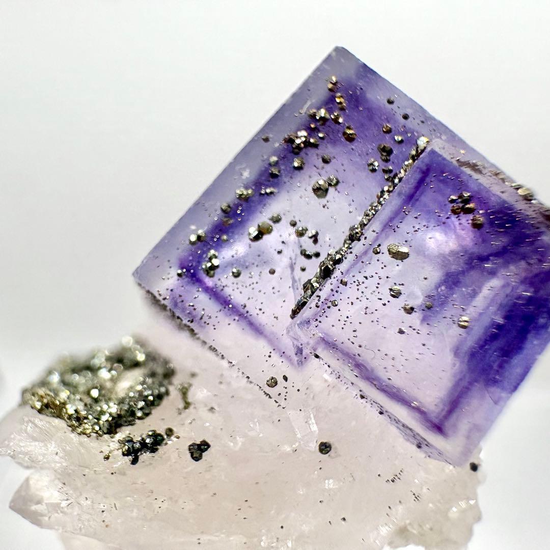 603 中国 ヤオガンシャン産 フローライト&パイライト&クォーツ - メルカリ