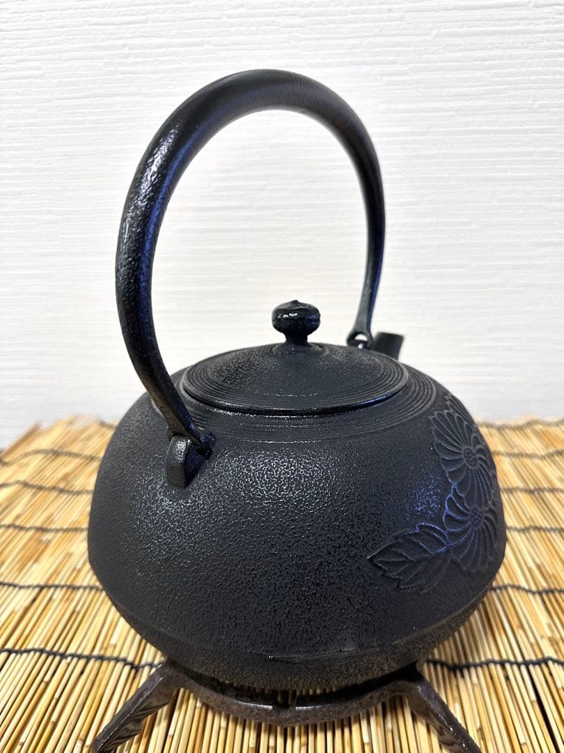 未使用品、供箱、栞付　南部及春南部宝星堂造　２２型　平丸菊　鉄瓶　南部鉄瓶