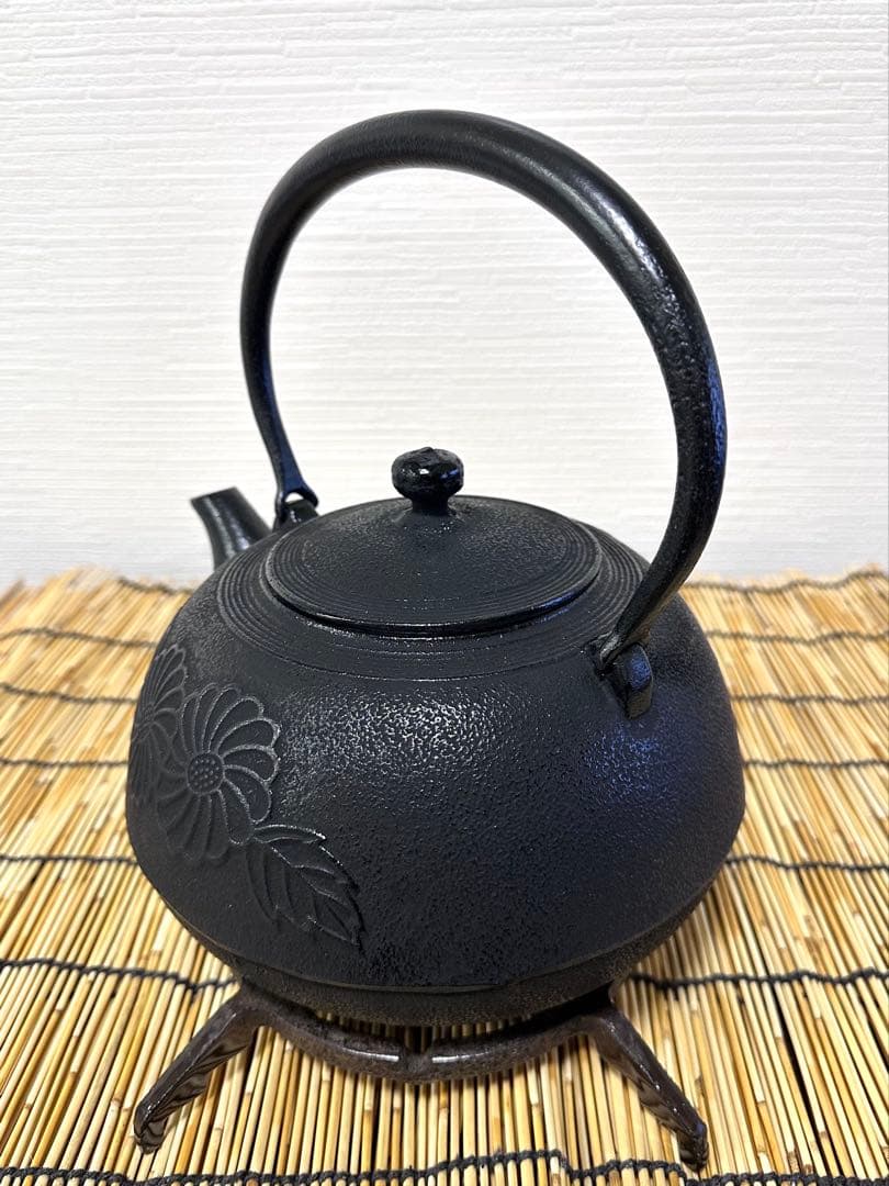 未使用品、供箱、栞付　南部及春南部宝星堂造　２２型　平丸菊　鉄瓶　南部鉄瓶