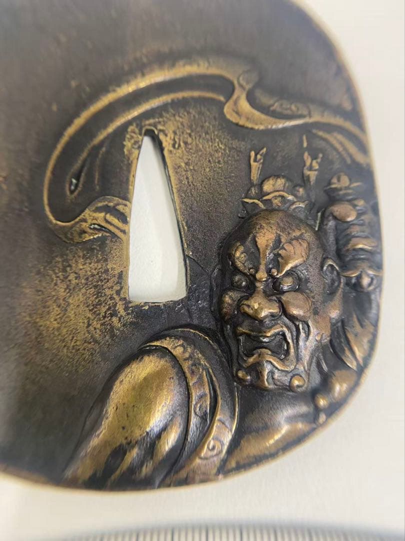 在銘　武士の顔彫刻 鍔(つば) 楕円形