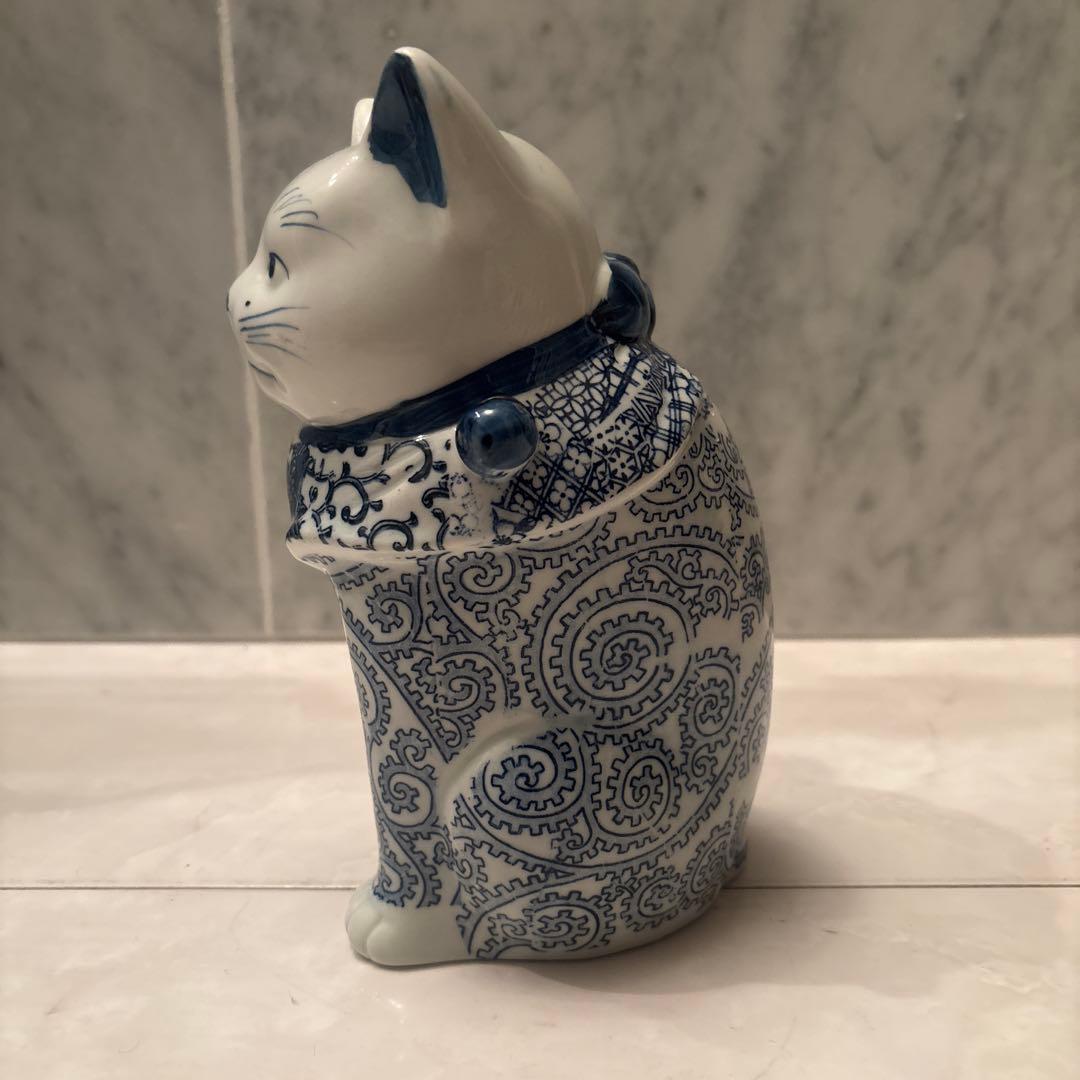 アンティーク 瞳やまつ毛、ヒゲ、体の唐草模様が美しい陶磁器の招き猫