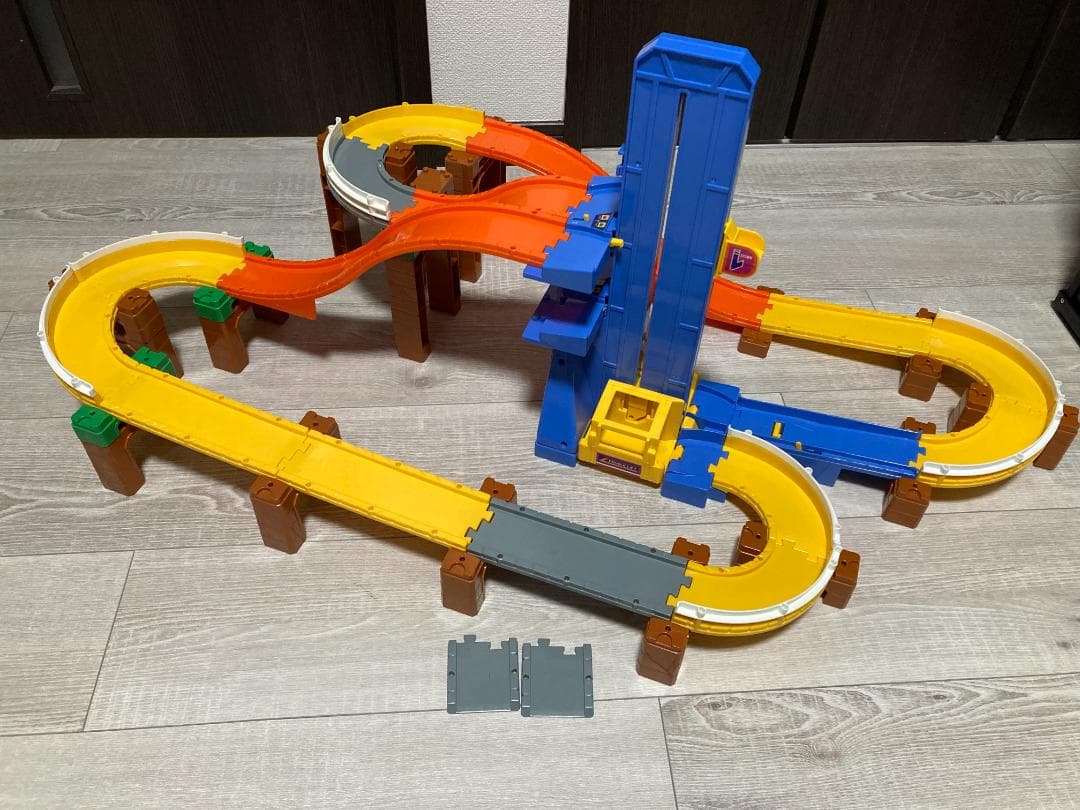 トミカ どうろセット３種類＋橋脚・どうろ等30点以上追加