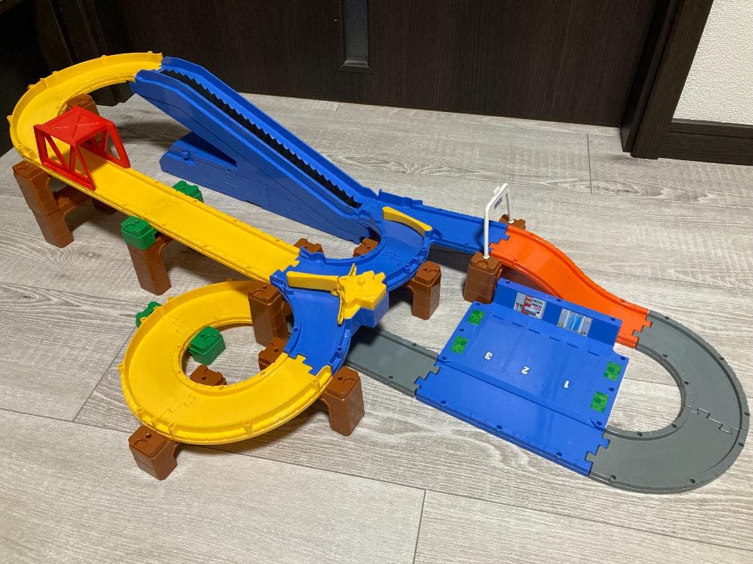 トミカ どうろセット３種類＋橋脚・どうろ等30点以上追加