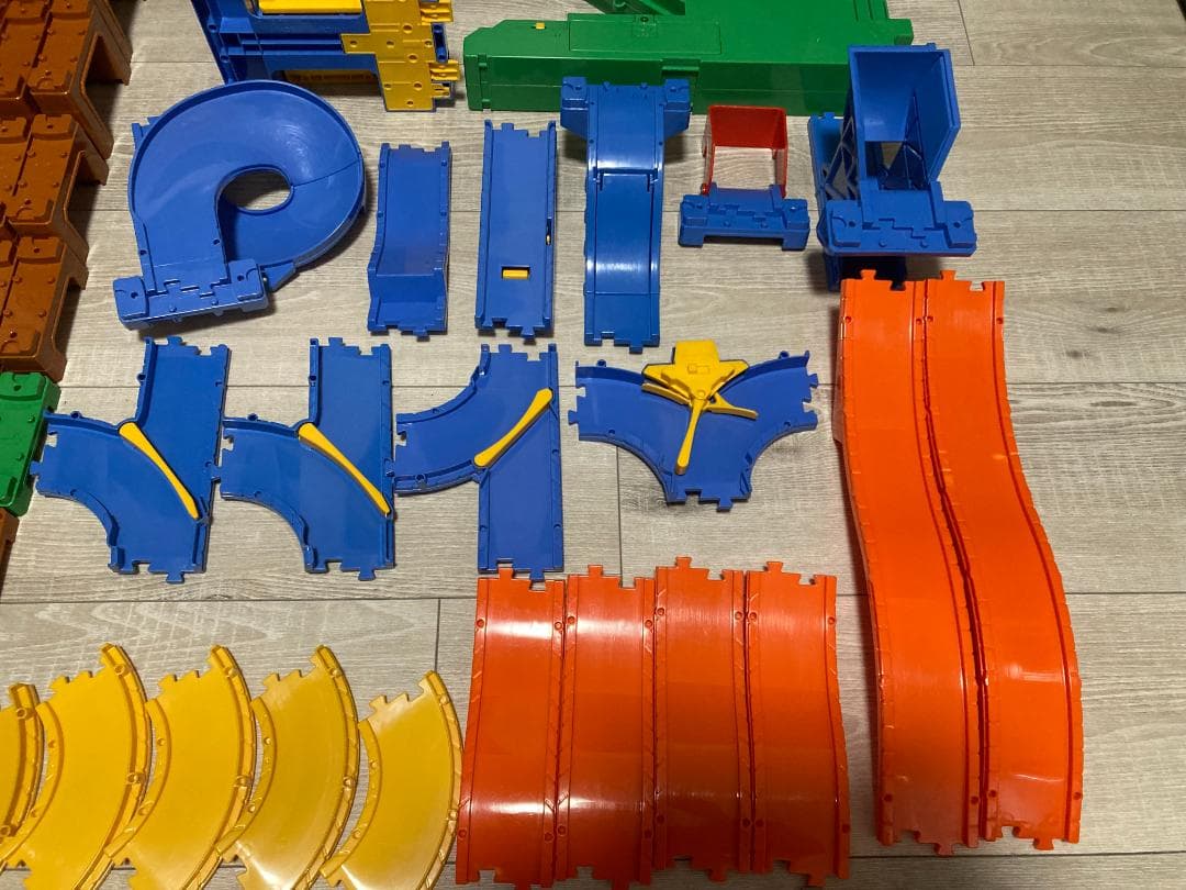 トミカ どうろセット３種類＋橋脚・どうろ等30点以上追加