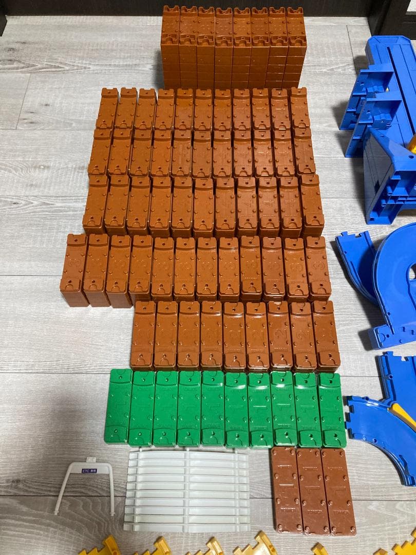 トミカ どうろセット３種類＋橋脚・どうろ等30点以上追加