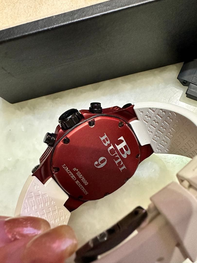 ブティ　BUTI　９　ノーヴェ　クロノグラフ　限定1000本　赤文字盤　赤ケース
