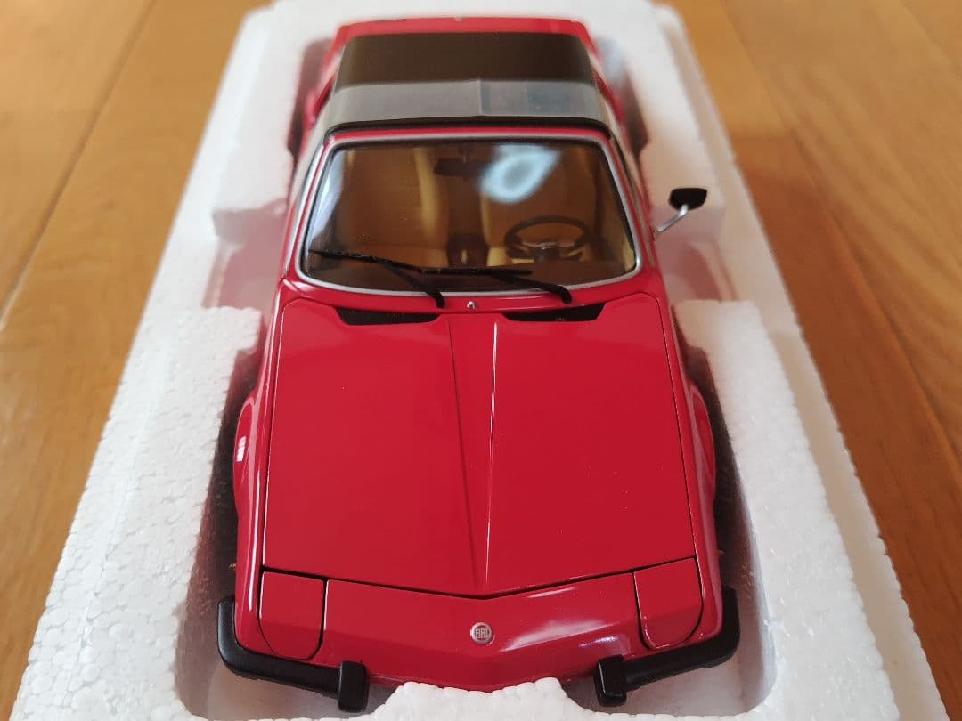 ミニチャンプス「FIAT X1/9·1974 」1:18