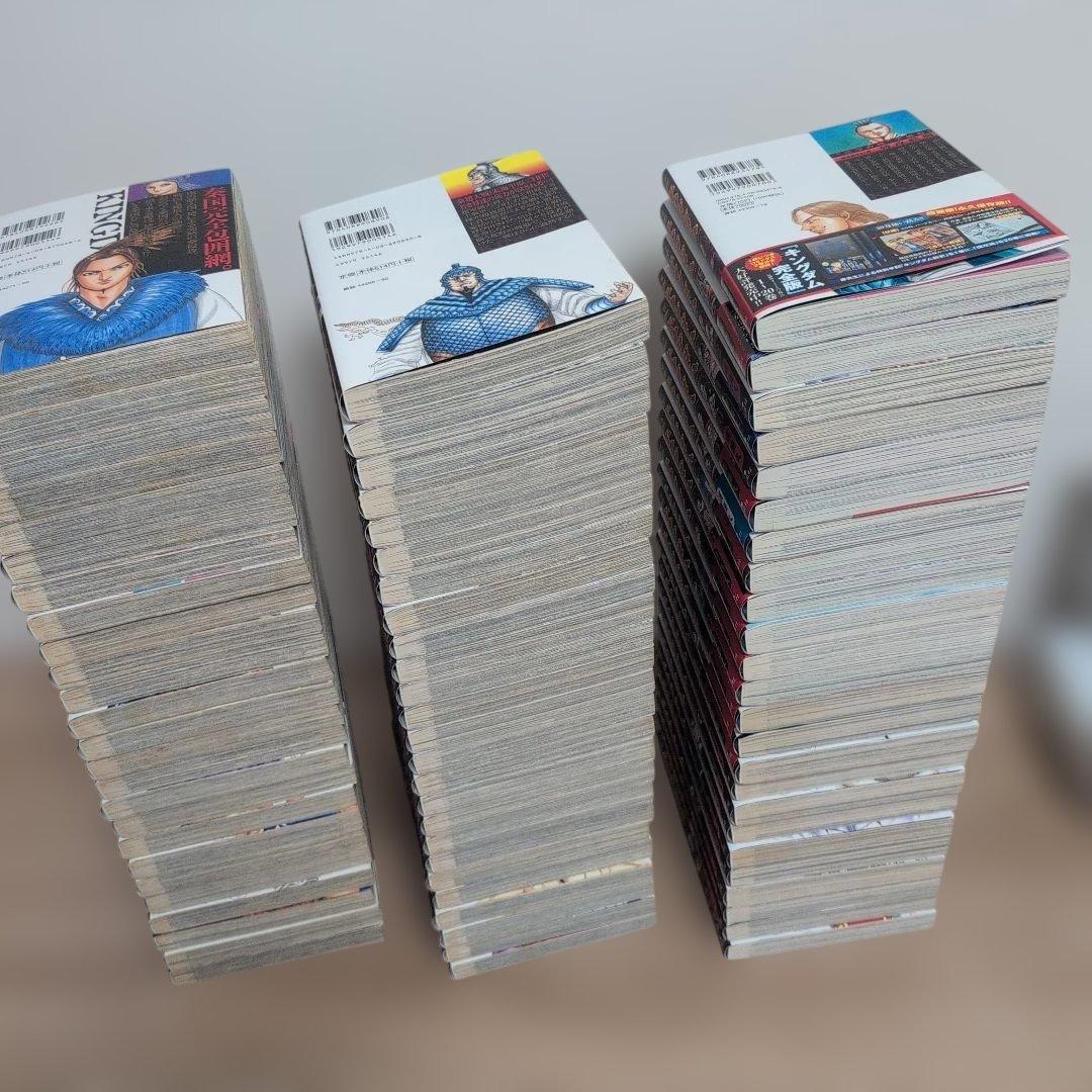 キングダム　漫画　1巻〜74巻セットと英傑列紀・ステッカーのおまけ付き