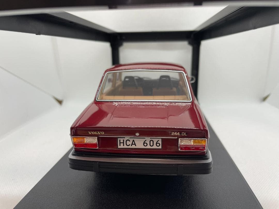 104-048 Cult 1/18 ボルボ 244DL red 1975