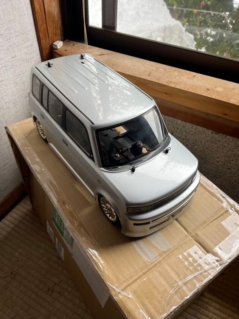 トヨタ bB 初代タイプ1/10スケール ラジコンカー シルバーボディ、シャーシ