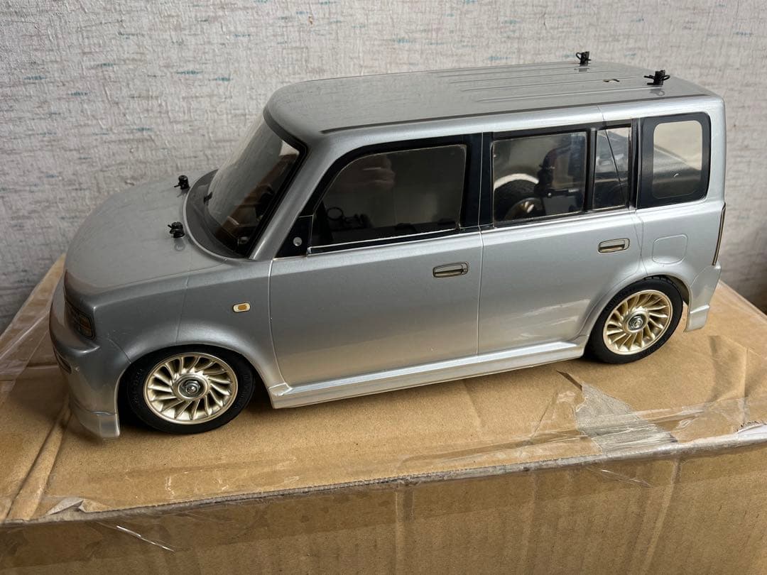 トヨタ bB 初代タイプ1/10スケール ラジコンカー シルバーボディ、シャーシ