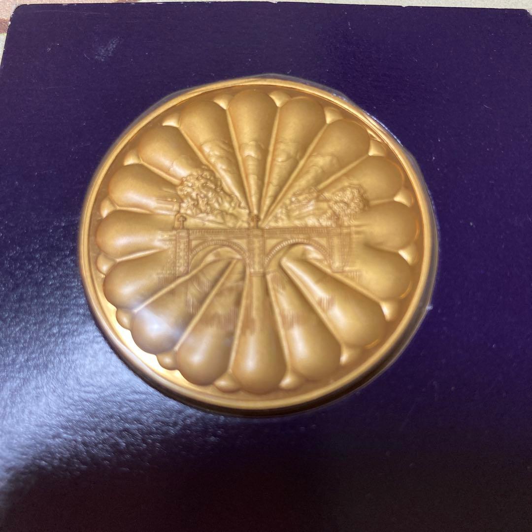 天皇皇后両陛下御大典六十年記念メダル - メルカリ