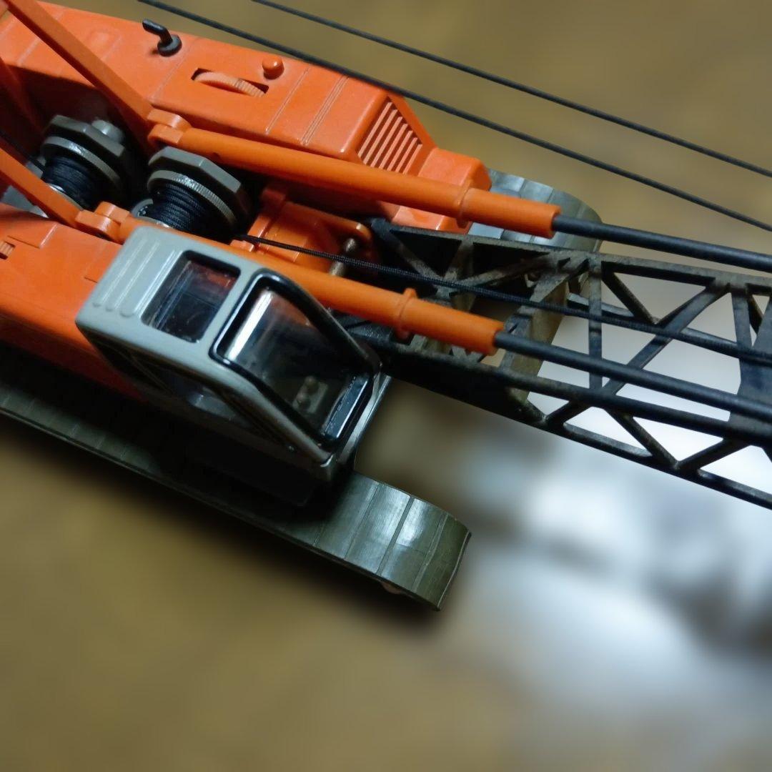 日立 クレーン車 オレンジ色