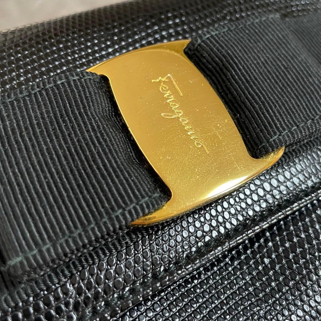 フェラガモ　ヴァラ　ミニバッグ　チェーン付き